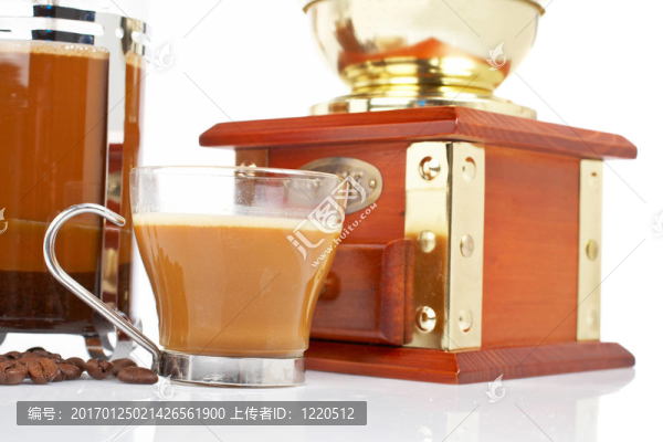 杯子；磨床；咖啡壺和咖啡豆