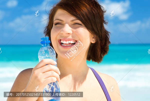 幸福的女人用一瓶水