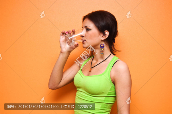 年輕的運動女性飲用水
