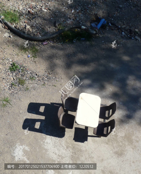 從上面的椅子和桌子