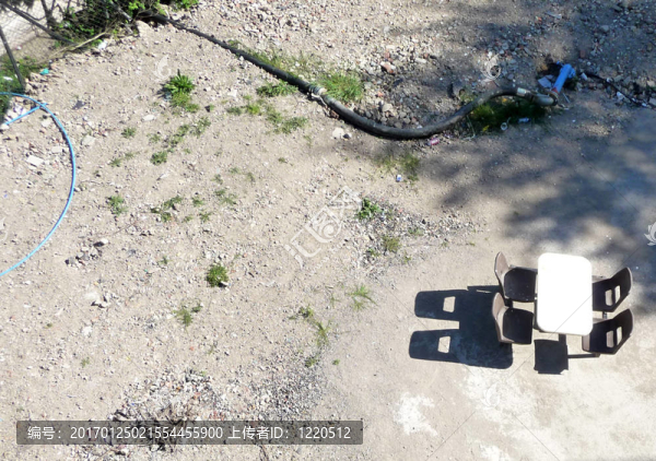 從上面的椅子和桌子