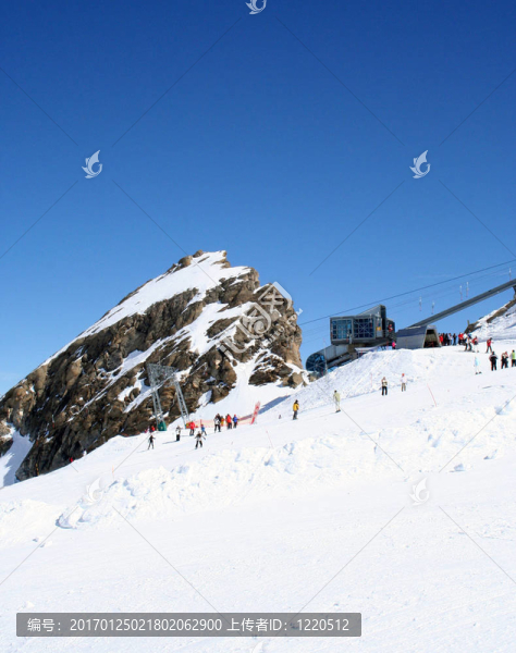 滑雪者在山腰