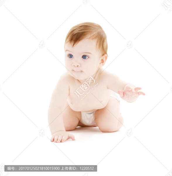 在尿布上爬行的嬰兒