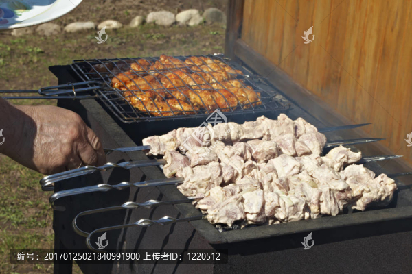 烤羊肉串的烤架上