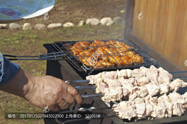 烤羊肉串的烤架上