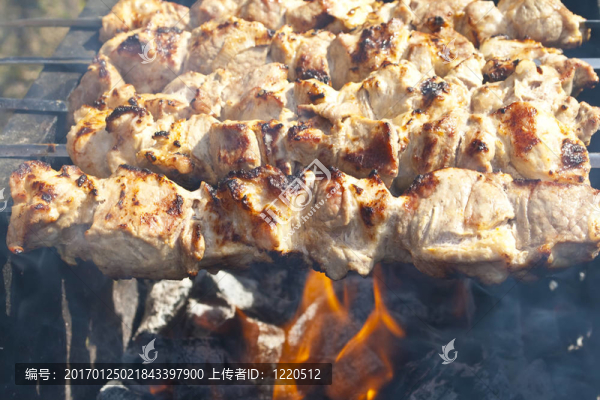烤羊肉串的烤架上