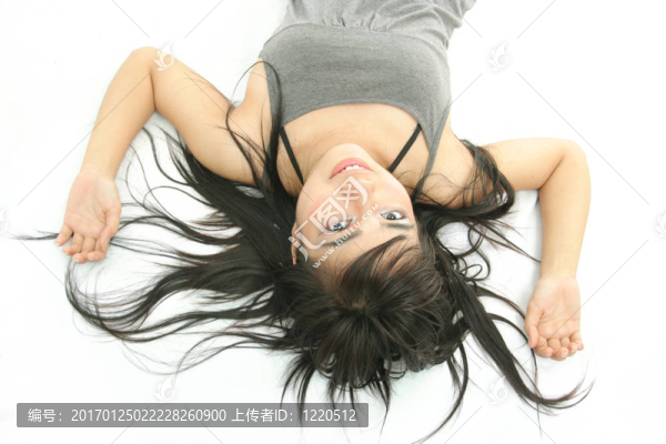 漂亮女人躺下來