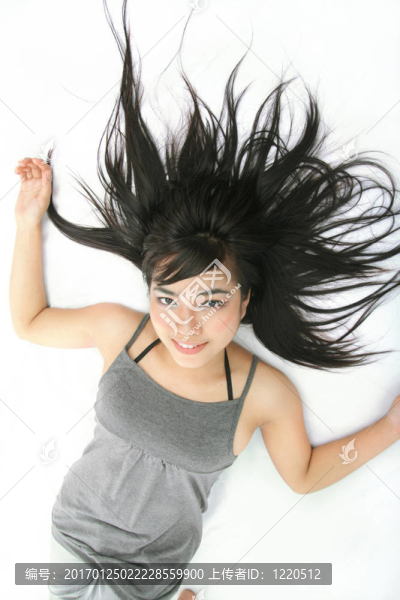 漂亮女人躺下來