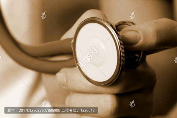 年輕的醫(yī)生用聽診器。