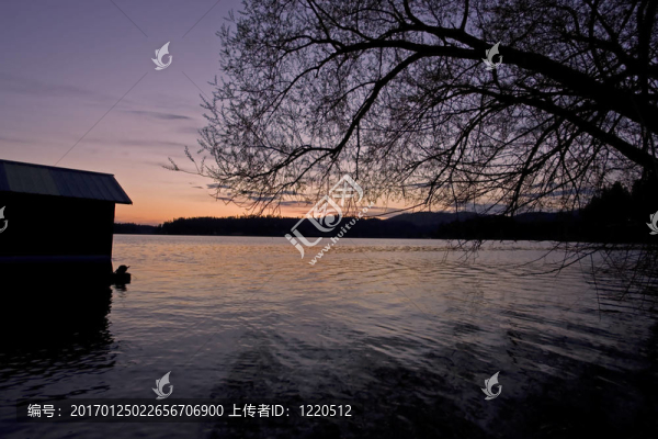 黃昏在湖。
