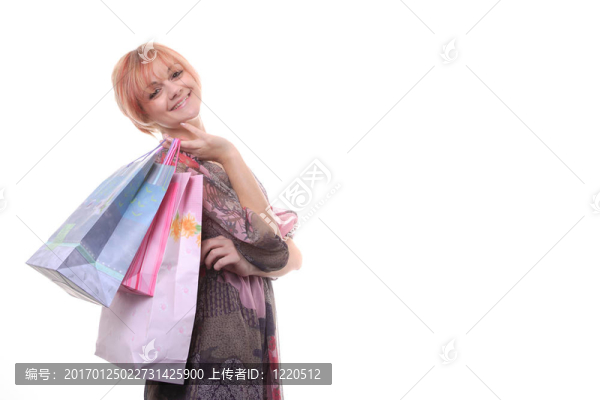 快樂的年輕女孩用彩色的袋子