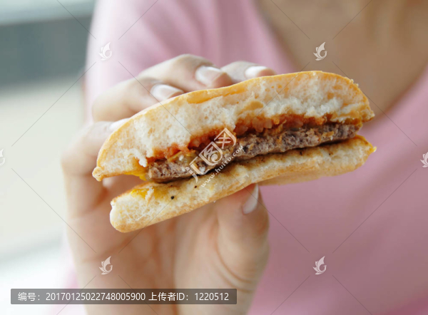 漢堡在手