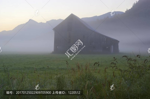 舊谷倉和一個有霧的早晨