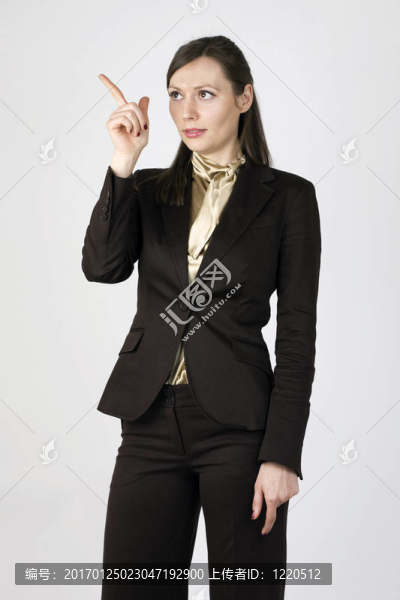 年輕女子指著