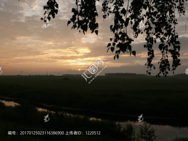在田野里的夕陽