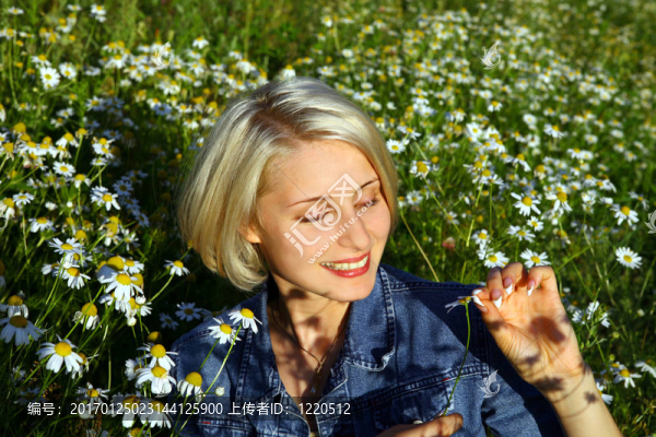 帶著菊花的年輕女人