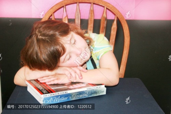 可愛的小女孩睡著了