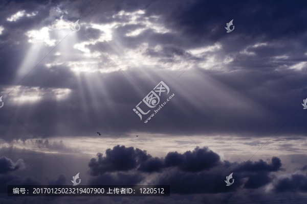 多云風(fēng)暴天空與太陽射線突破