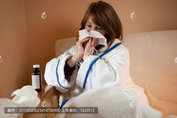 女孩吹她的鼻子