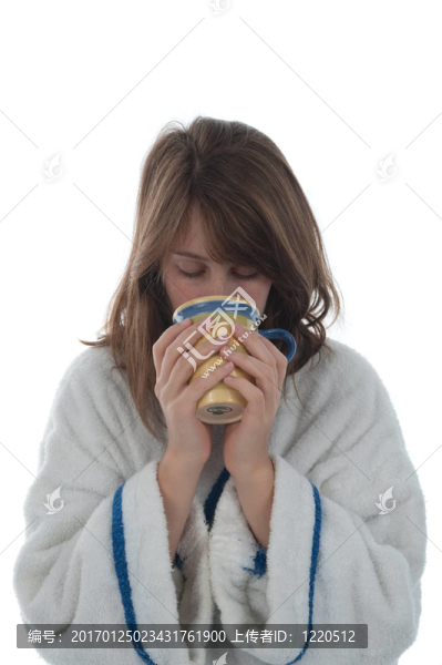 女孩喝一杯