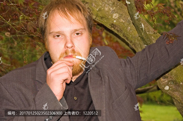 青年男子吸煙香煙