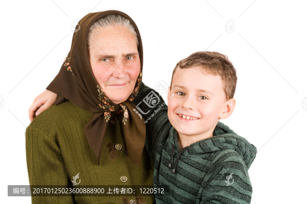 祖母和侄子擁抱