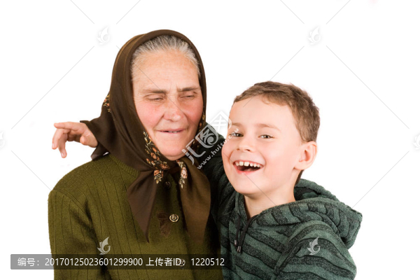 祖母和侄子擁抱