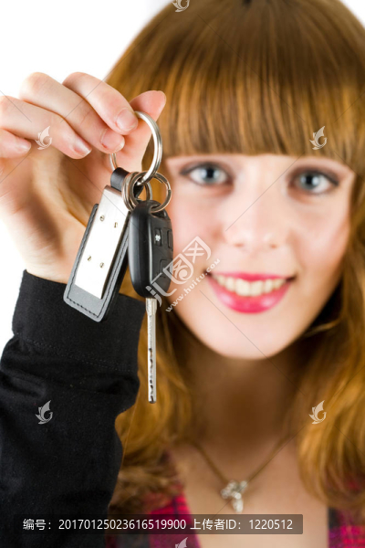 銷售婦女提供汽車鑰匙