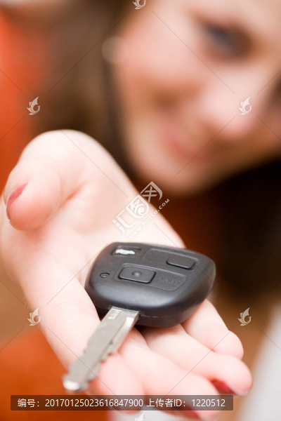 銷售婦女提供汽車鑰匙