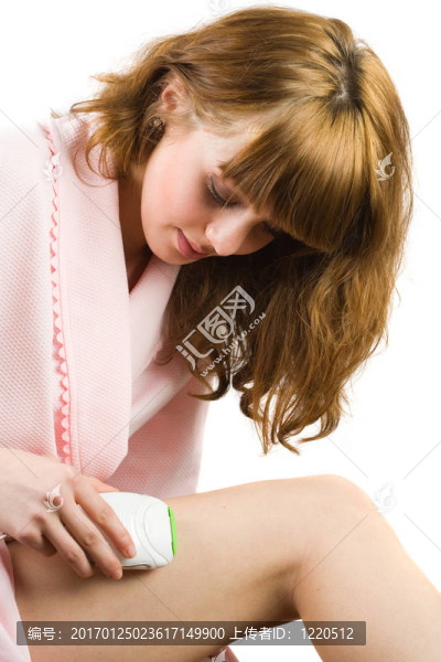 金發(fā)碧眼的脫毛她的腿