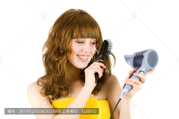 使用吹風(fēng)機(jī)的金發(fā)女孩