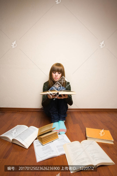 女孩在地板上的書