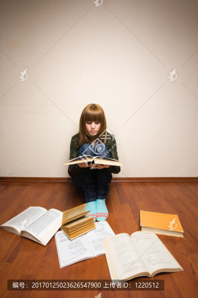 女孩在地板上的書