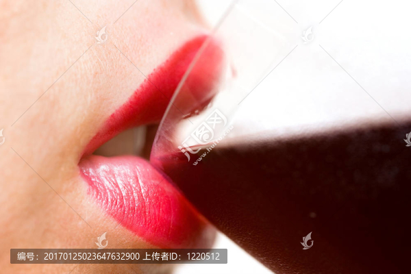 女人喝酒-匯圖網(wǎng) www.fosd68.com 女人喝酒