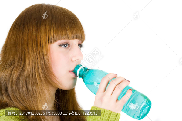 漂亮的金發(fā)女郎飲用水