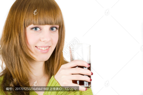 美麗的金發(fā)女郎飲用葡萄酒