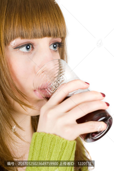 美麗的金發(fā)女郎飲用葡萄酒