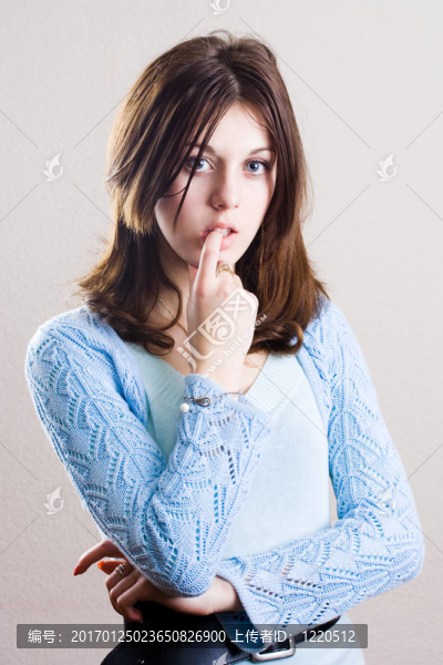 若有所思的少年白