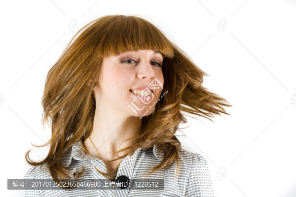 女孩揮舞著她的頭發(fā)