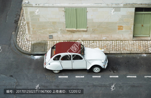 舊汽車(chē)在空蕩蕩的街道