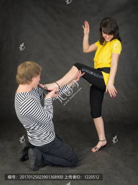男人給女士的一個(gè)吻