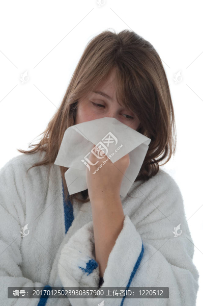 女孩吹她的鼻子