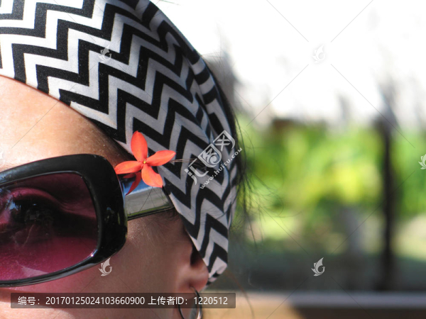 頭發(fā)里的花-匯圖網(wǎng) www.fosd68.com 頭發(fā)里的花