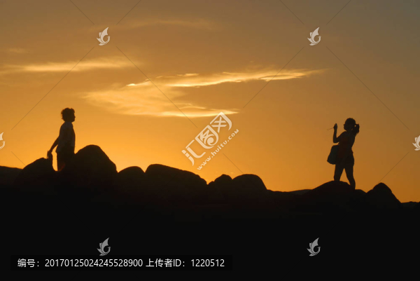 夕陽的情侶剪影
