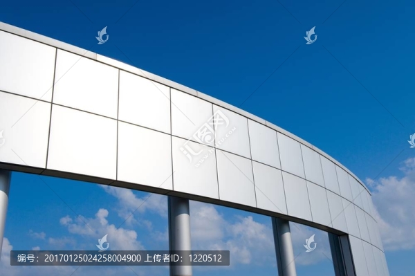 藍(lán)天上的一大塊金屬建筑