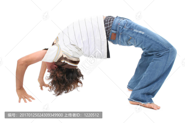 十幾歲的男孩做backbend