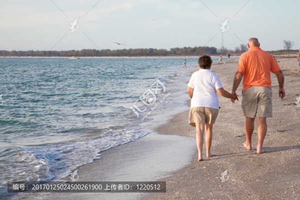 老年人在海灘上散步