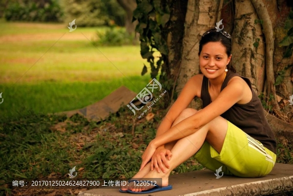 美麗的西班牙女人放松外面