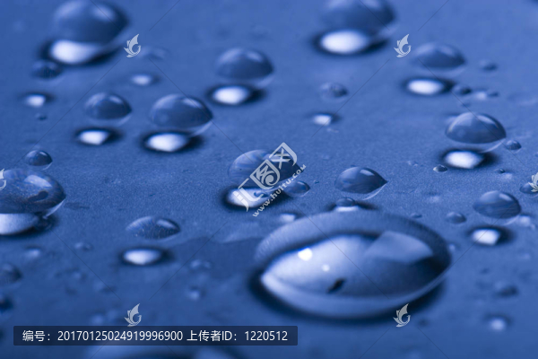 玻璃表面上的水滴