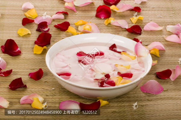 女人的手和玫瑰花瓣